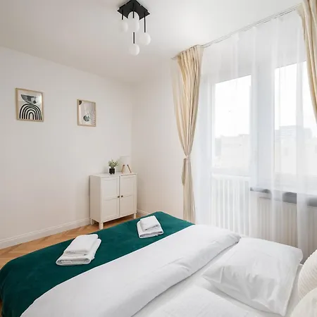 Zlota Skyline By Bookinghost *