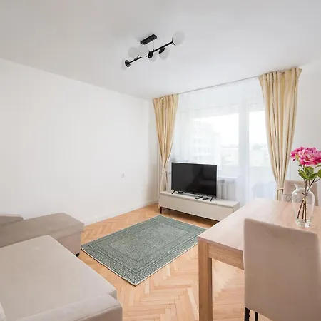 Złota Skyline By Bookinghost *