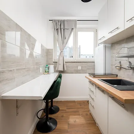 Zlota Skyline By Bookinghost * Varsovie