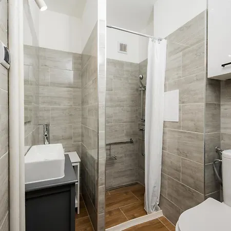 Zlota Skyline By Bookinghost * Warszawa